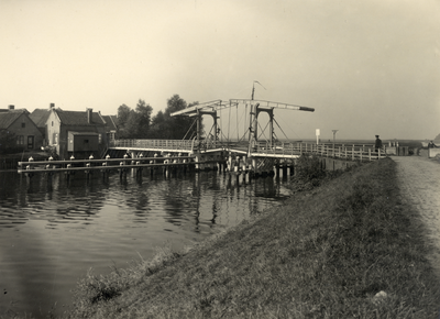 220791 Gezicht op de klapbrug over de Eem te Eembrugge (gemeente Baarn), uit het zuidoosten; met links de bebouwing van ...